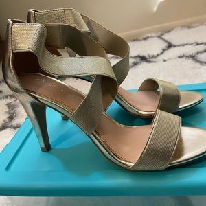 Kelly and Katie gold pump